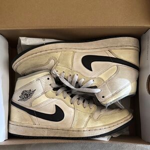 Nike Cream and Black Sneakers High-Top Style